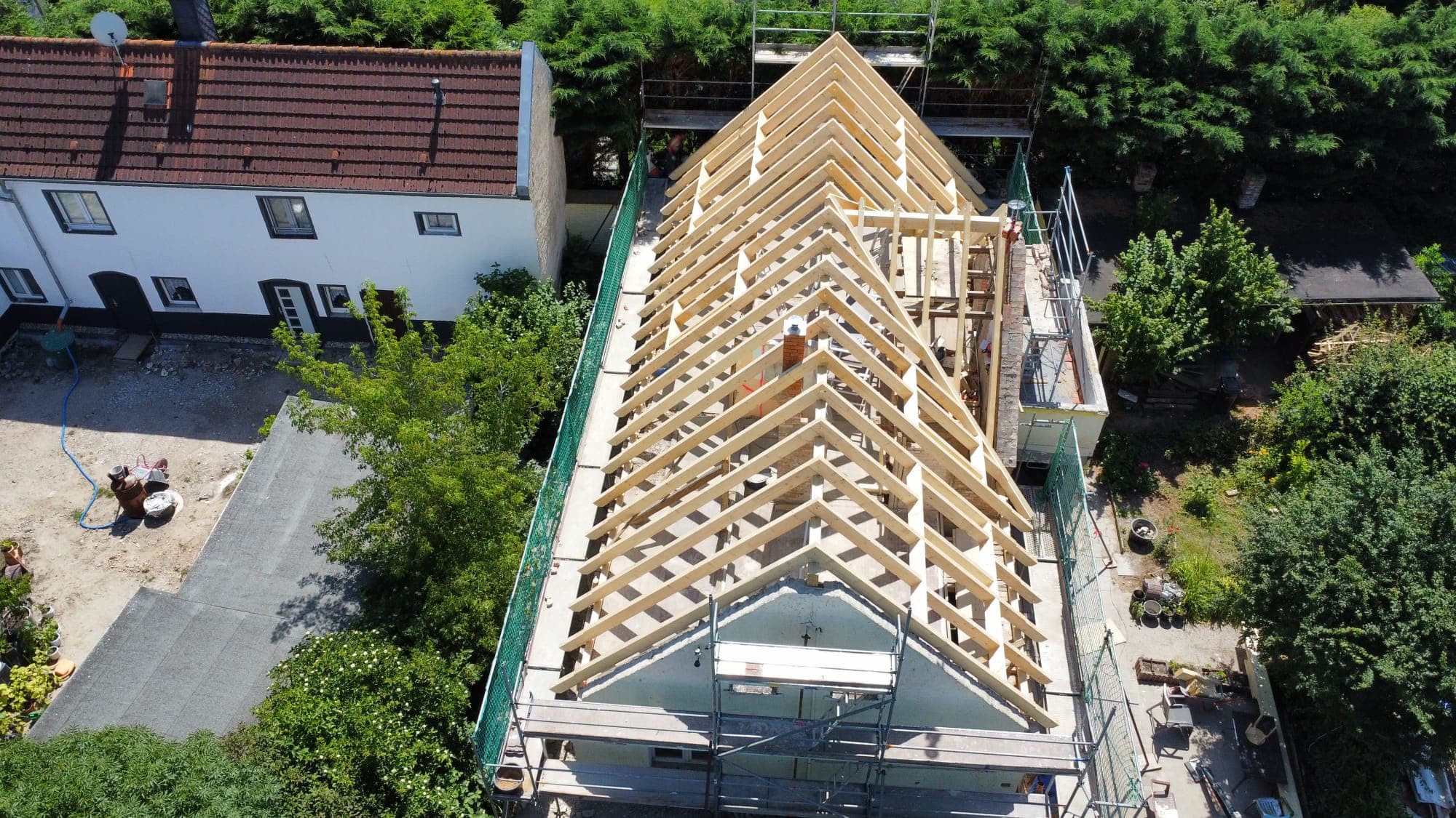 Neuer Dachstuhl aus der Vogelperspektive — Holzbau Berger