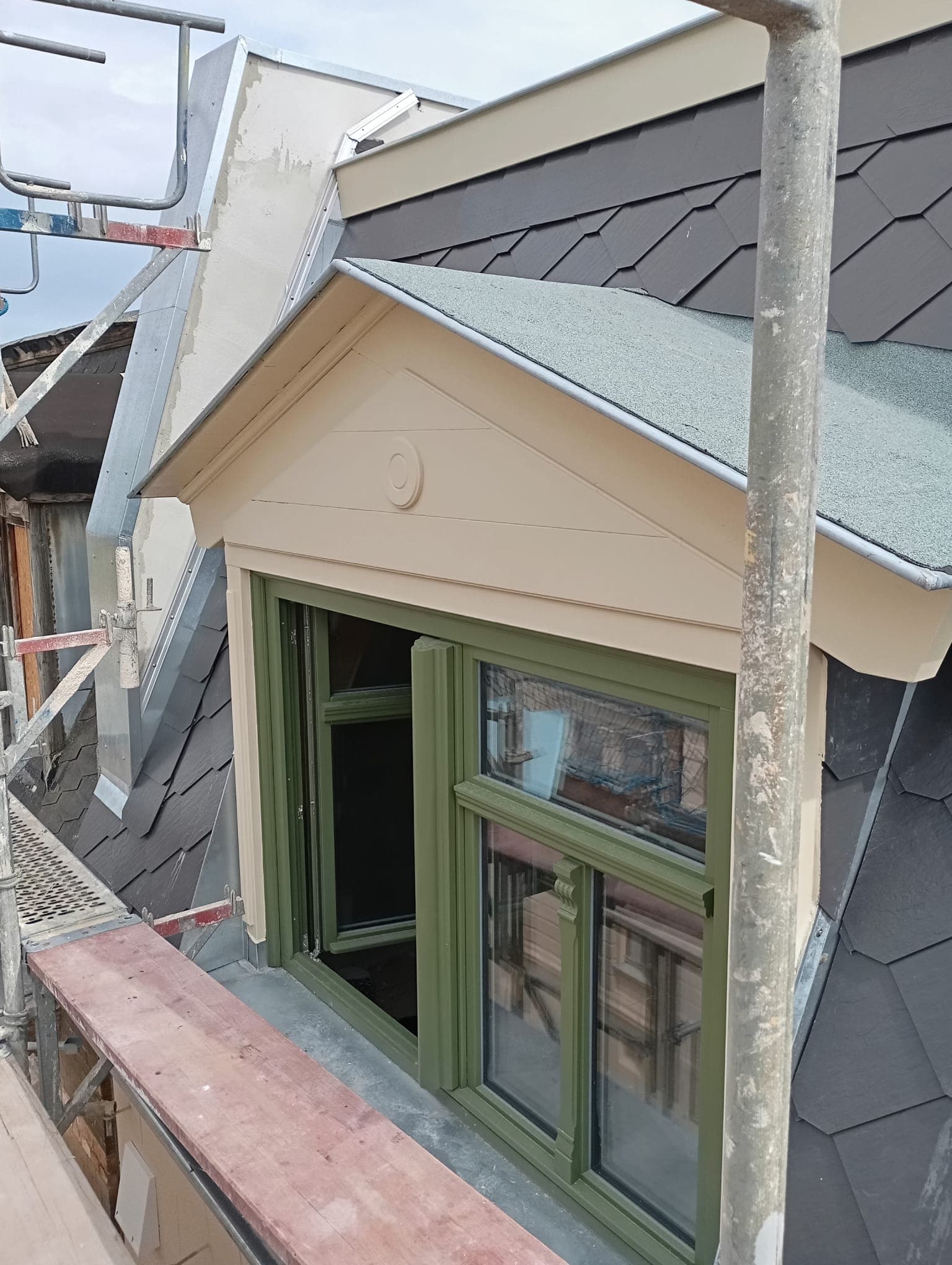 Dachgaube mit Holzfenstern — Zimmerei Holzbau Berger