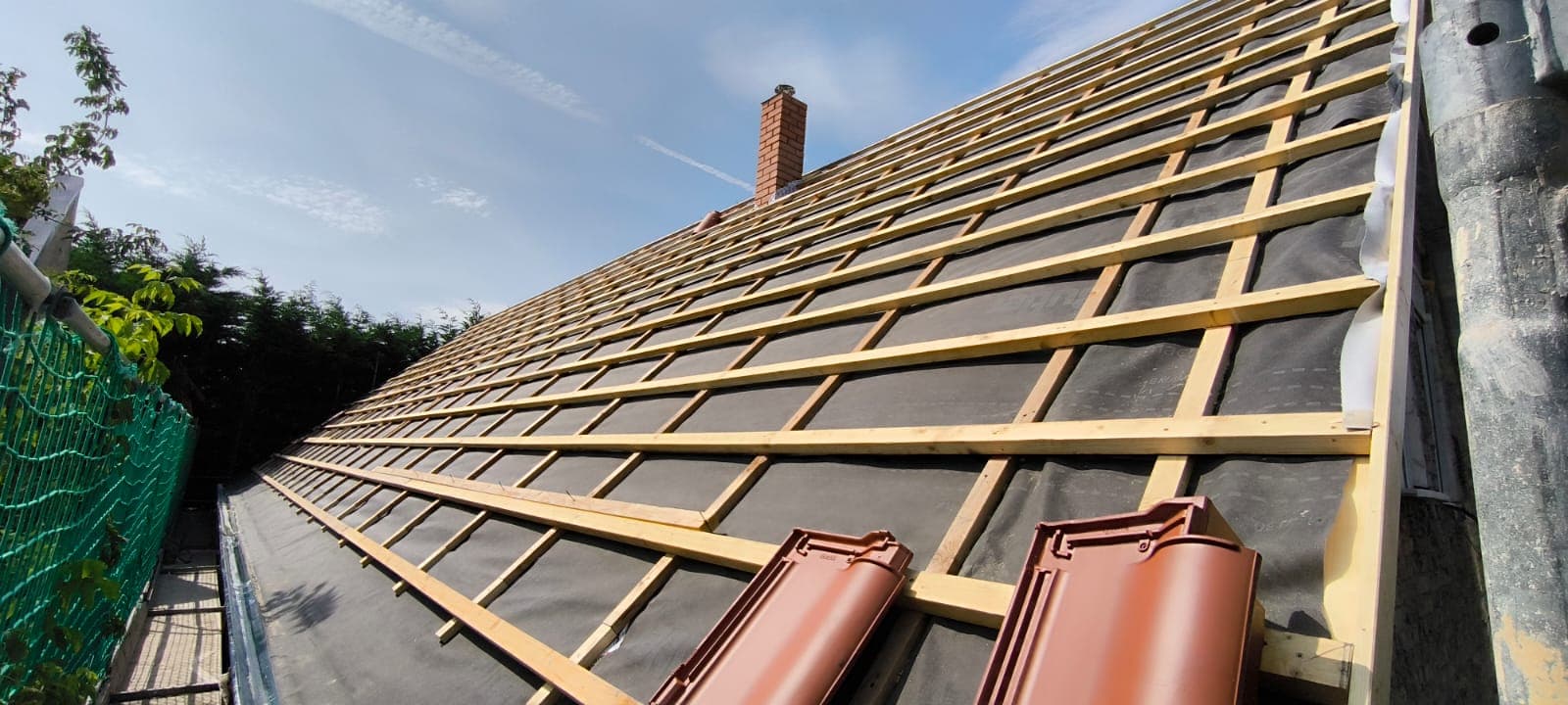 Steildach mit frisch verlegten Dachlatten