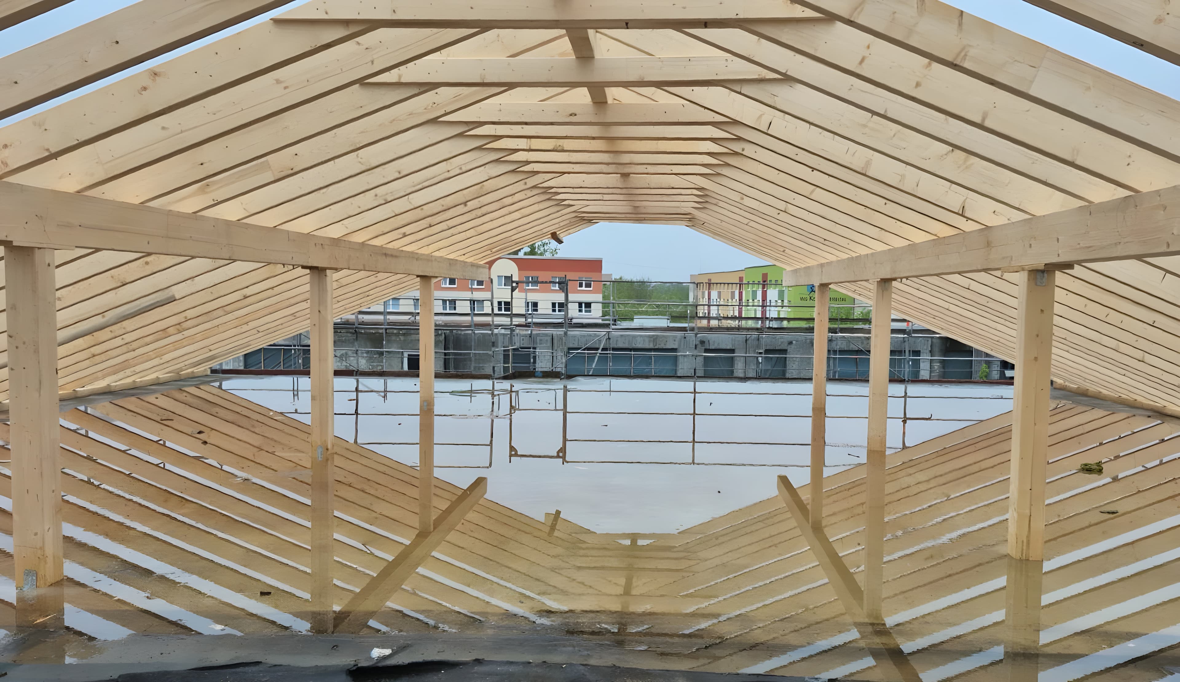 Großer Dachstuhl aus Brettschichtholz — Innenansicht, Mai 2026