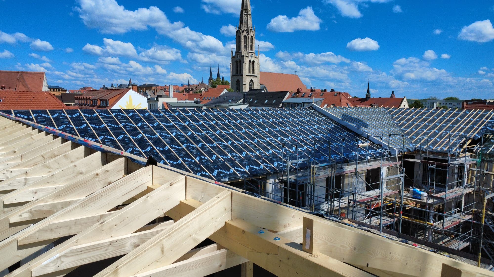 Neuer Dachstuhl mit Solaranlage — historischer Stadtkern, Mai 2025